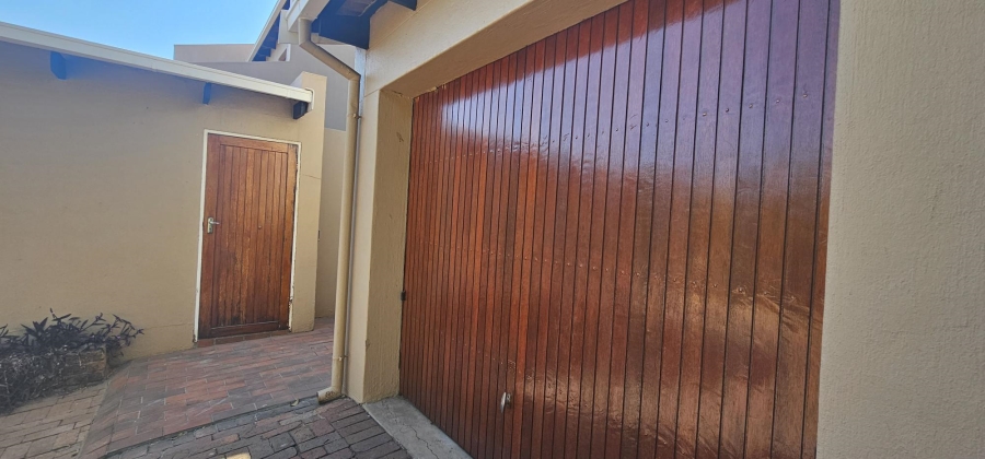 3 Bedroom Property for Sale in Die Hoewes Gauteng