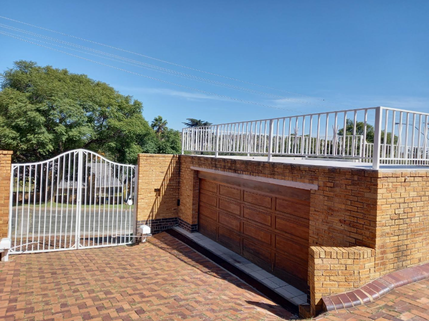 3 Bedroom Property for Sale in Linmeyer Gauteng