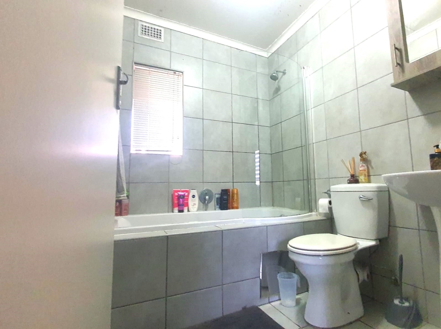 2 Bedroom Property for Sale in Heuweloord Gauteng