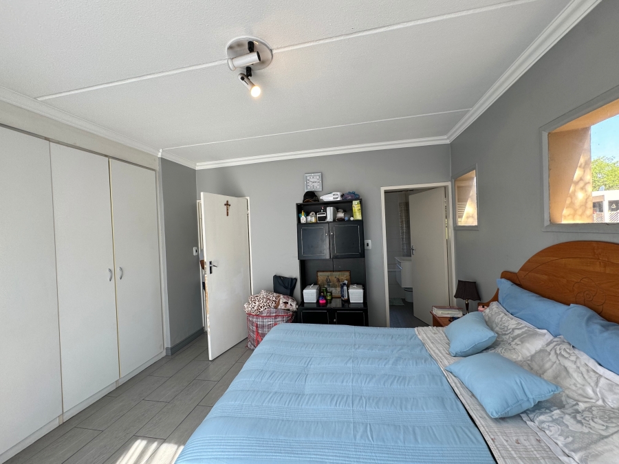 2 Bedroom Property for Sale in Kew Gauteng