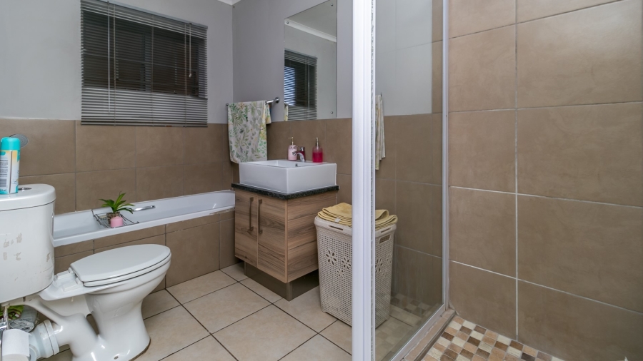 2 Bedroom Property for Sale in Noordwyk Gauteng