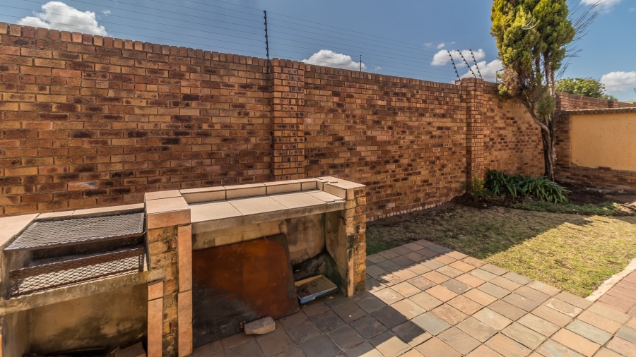 3 Bedroom Property for Sale in Vorna Valley Gauteng