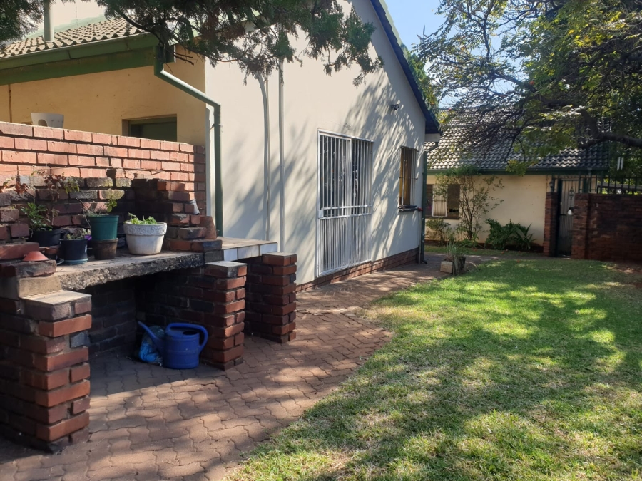 6 Bedroom Property for Sale in Magalieskruin Gauteng