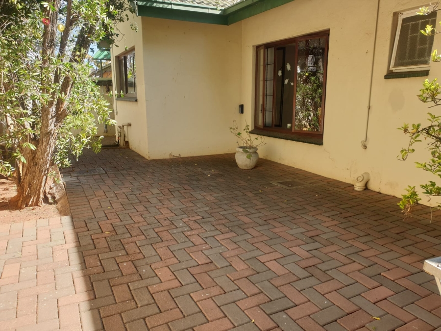 6 Bedroom Property for Sale in Magalieskruin Gauteng