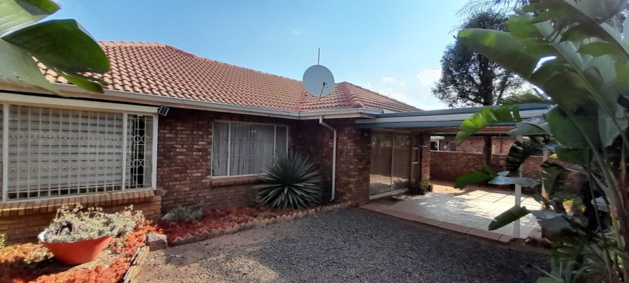 4 Bedroom Property for Sale in Faerie Glen Gauteng