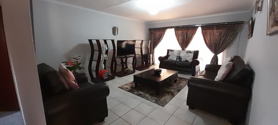 4 Bedroom Property for Sale in Faerie Glen Gauteng