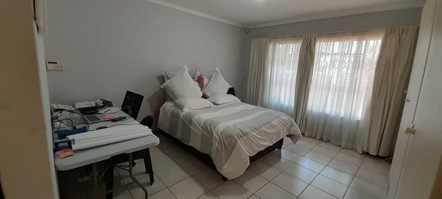 4 Bedroom Property for Sale in Faerie Glen Gauteng