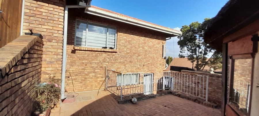 4 Bedroom Property for Sale in Faerie Glen Gauteng