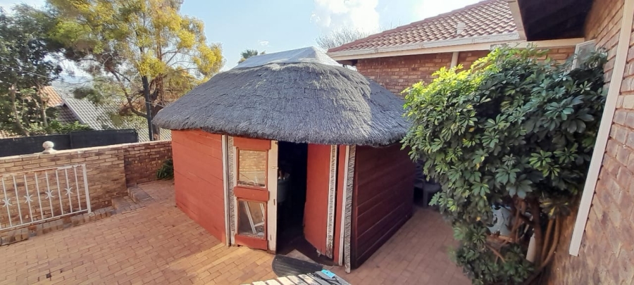 4 Bedroom Property for Sale in Faerie Glen Gauteng