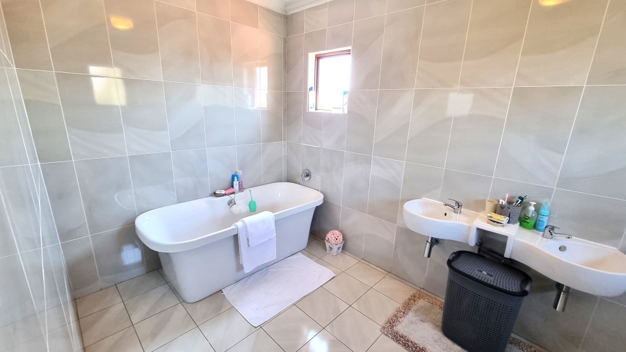 4 Bedroom Property for Sale in Six Fountains Residential Estate Gauteng