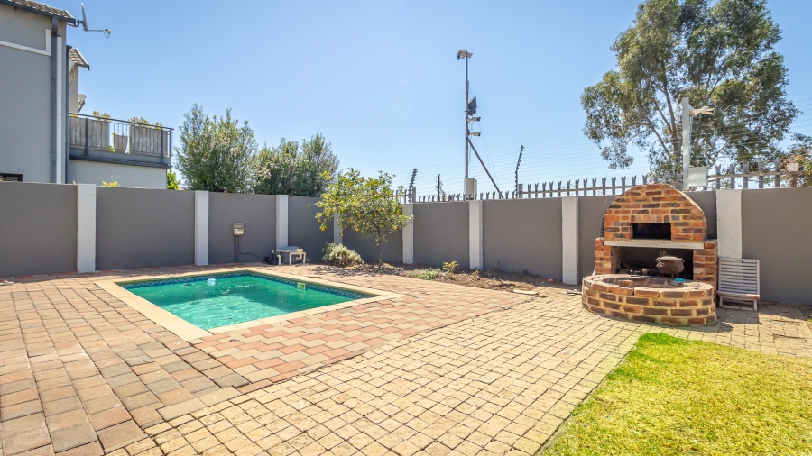 4 Bedroom Property for Sale in Louwlardia Gauteng