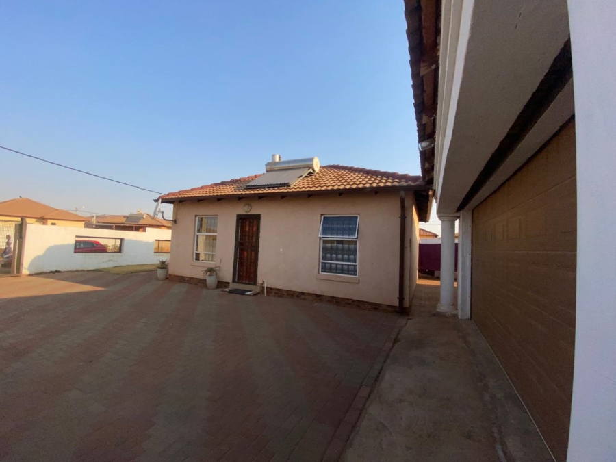 2 Bedroom Property for Sale in Lehae Gauteng