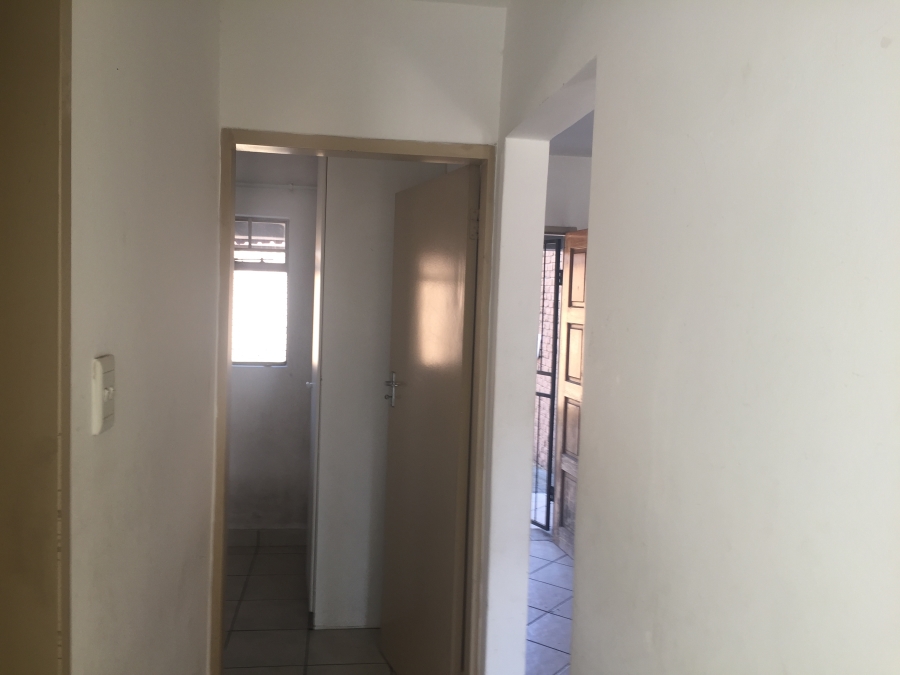 To Let 2 Bedroom Property for Rent in Vorna Valley Gauteng