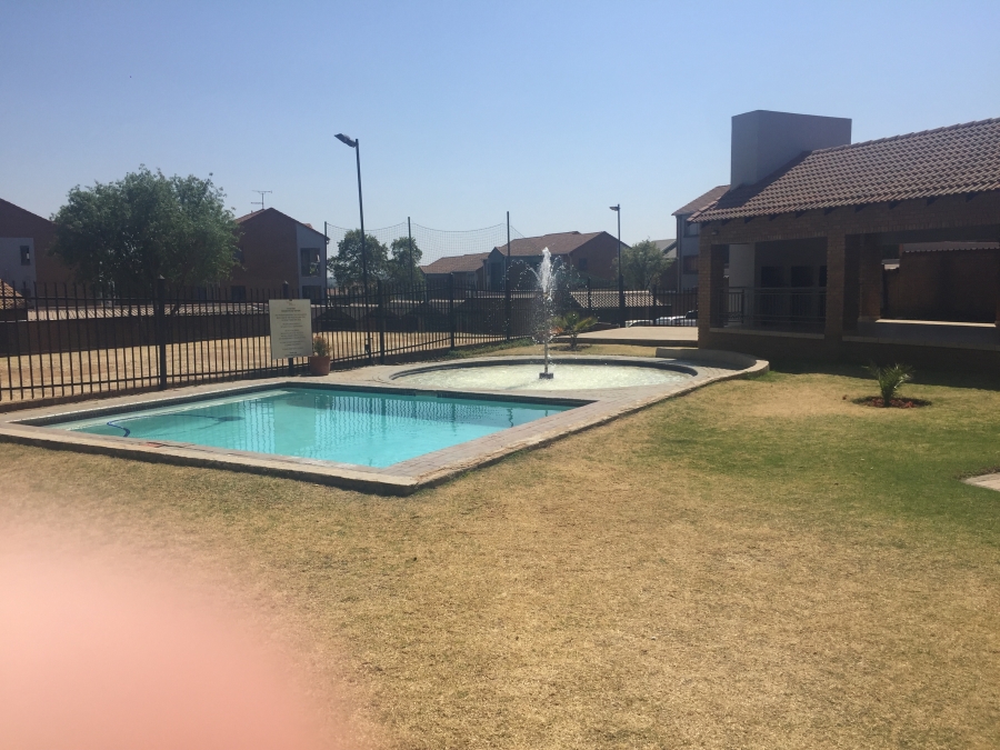 To Let 2 Bedroom Property for Rent in Vorna Valley Gauteng