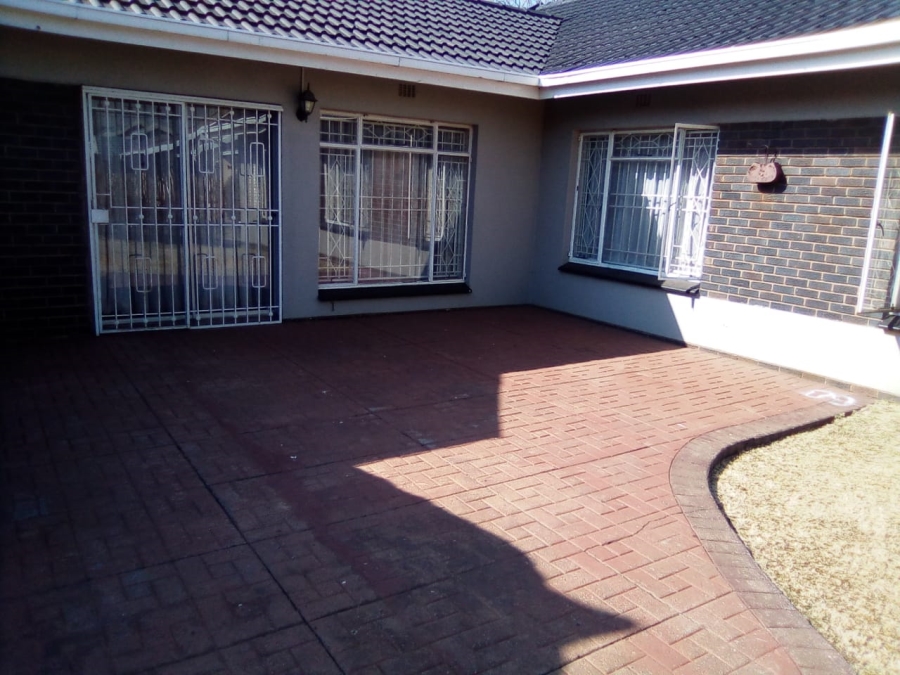 To Let 3 Bedroom Property for Rent in Brackenhurst Gauteng