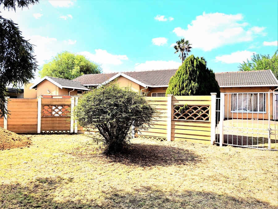 4 Bedroom Property for Sale in Verwoerdpark Gauteng