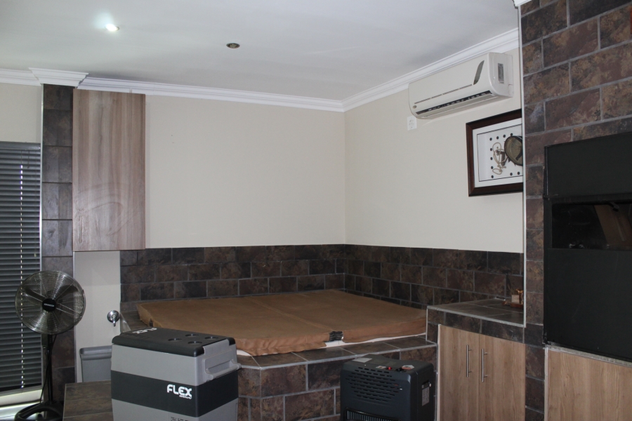 4 Bedroom Property for Sale in Lochvaal Gauteng