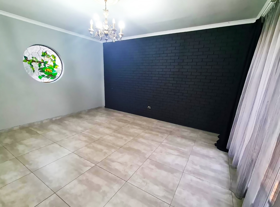 3 Bedroom Property for Sale in Sonneveld Gauteng