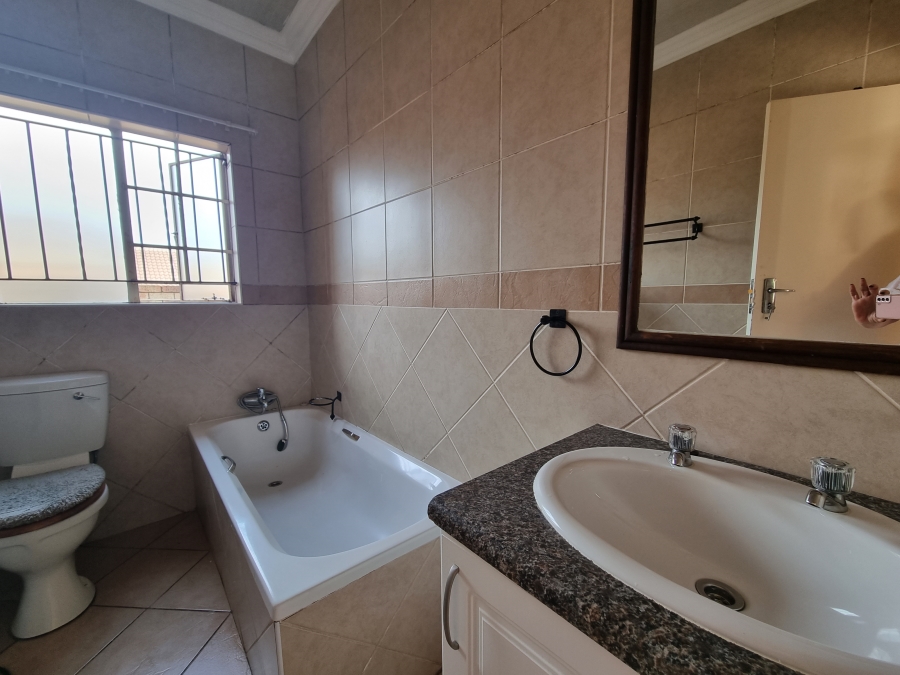 To Let 3 Bedroom Property for Rent in Die Hoewes Gauteng