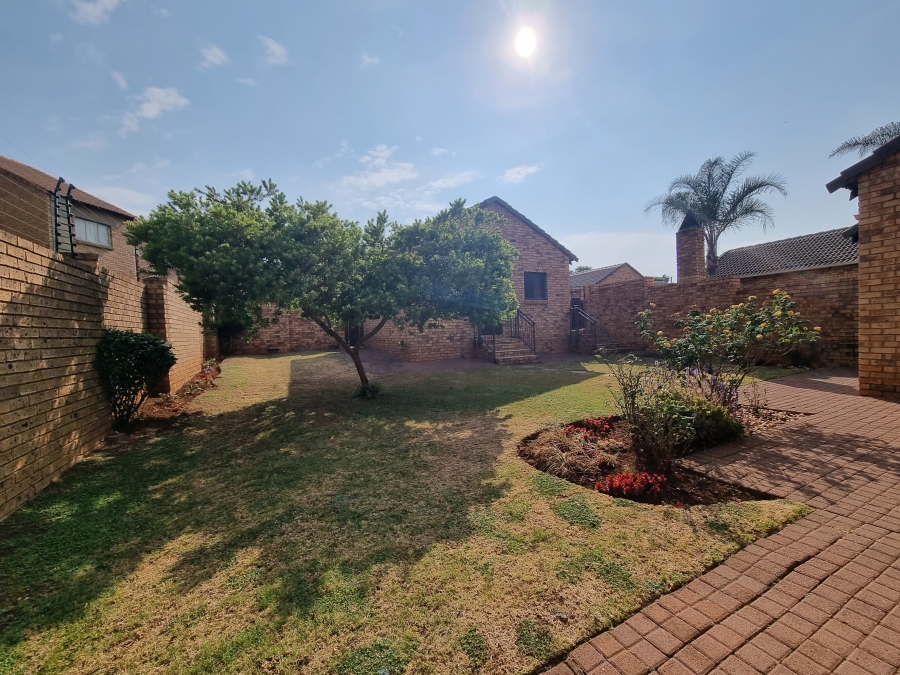 To Let 3 Bedroom Property for Rent in Die Hoewes Gauteng