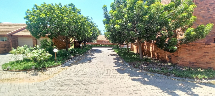 To Let 2 Bedroom Property for Rent in Die Hoewes Gauteng