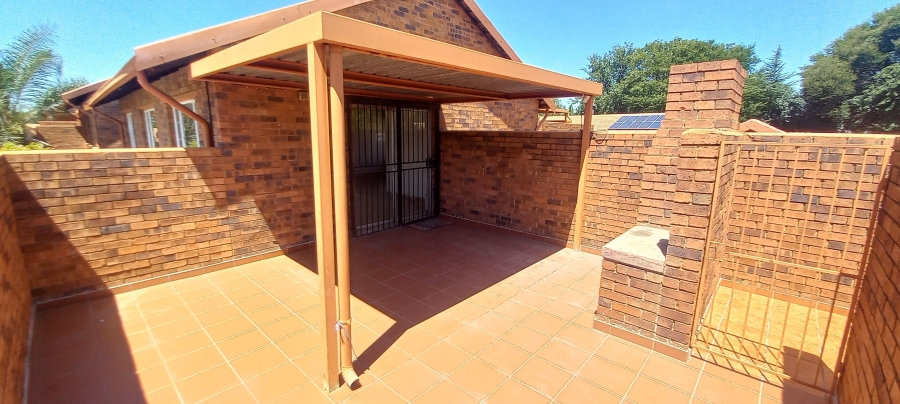 To Let 2 Bedroom Property for Rent in Die Hoewes Gauteng