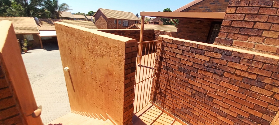 To Let 2 Bedroom Property for Rent in Die Hoewes Gauteng