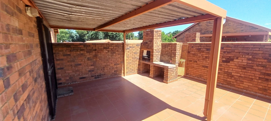 To Let 2 Bedroom Property for Rent in Die Hoewes Gauteng