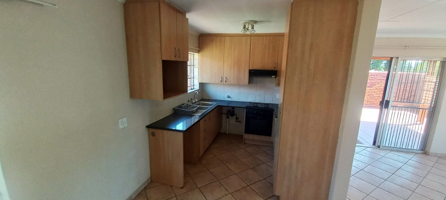 To Let 2 Bedroom Property for Rent in Die Hoewes Gauteng