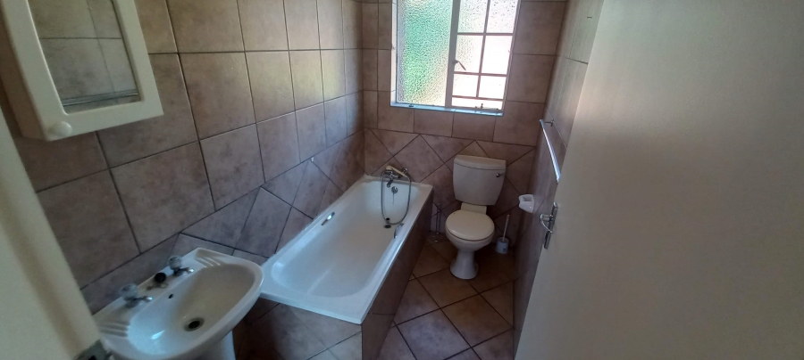 To Let 2 Bedroom Property for Rent in Die Hoewes Gauteng