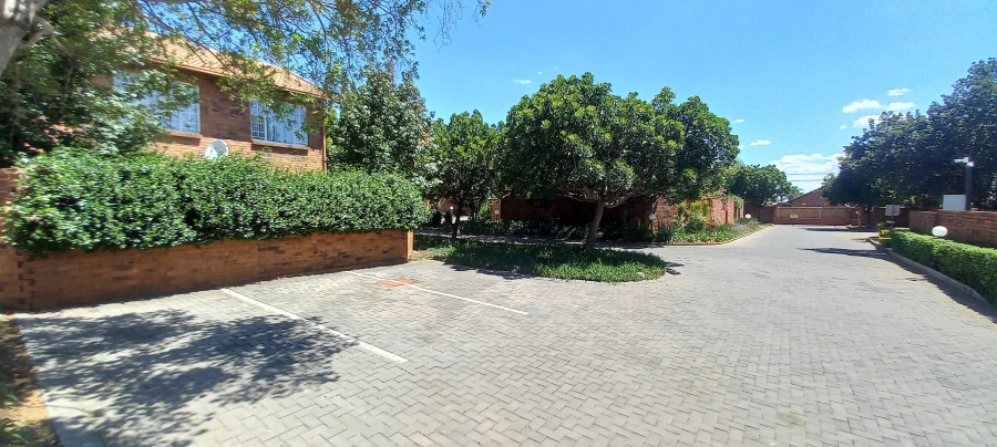 To Let 2 Bedroom Property for Rent in Die Hoewes Gauteng