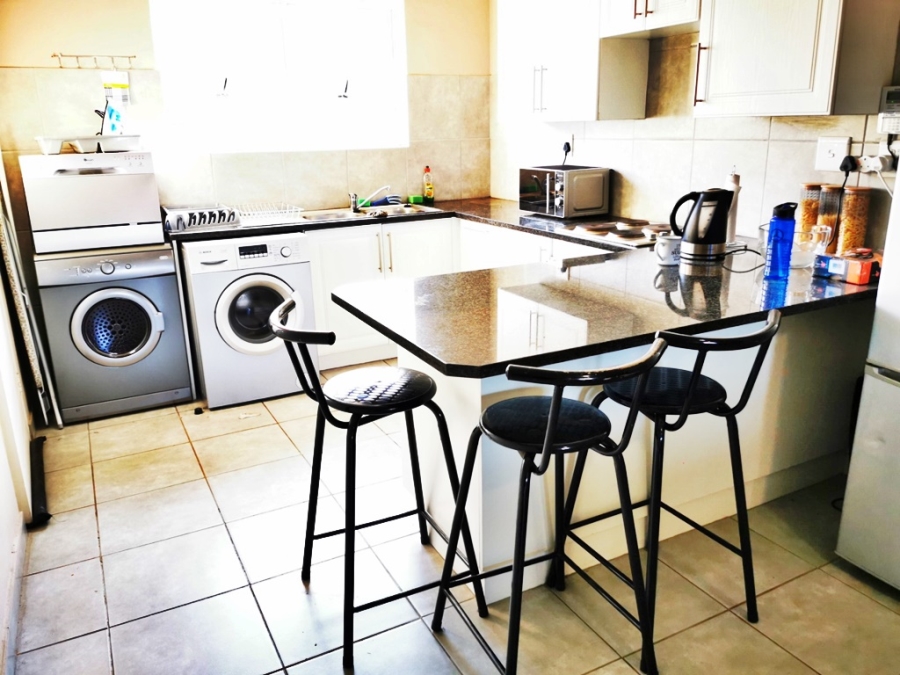 To Let 2 Bedroom Property for Rent in Die Hoewes Gauteng