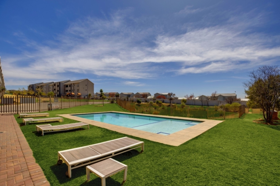 2 Bedroom Property for Sale in Blue Hills Gauteng