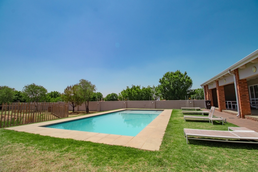 2 Bedroom Property for Sale in Blue Hills Gauteng