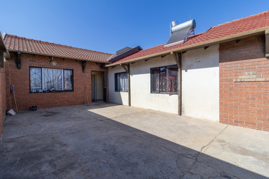 6 Bedroom Property for Sale in Lenasia South Gauteng