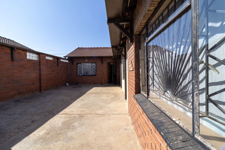 6 Bedroom Property for Sale in Lenasia South Gauteng