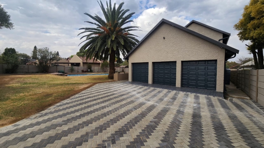 6 Bedroom Property for Sale in Brackenhurst Gauteng