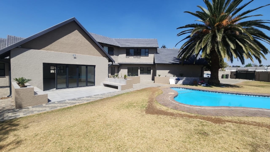 6 Bedroom Property for Sale in Brackenhurst Gauteng