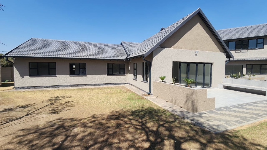 6 Bedroom Property for Sale in Brackenhurst Gauteng