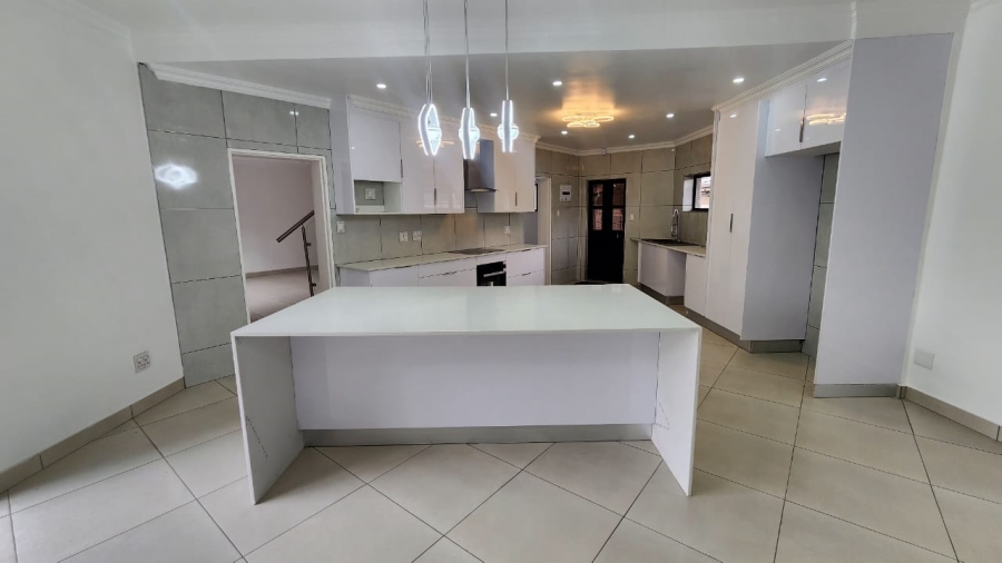 6 Bedroom Property for Sale in Brackenhurst Gauteng