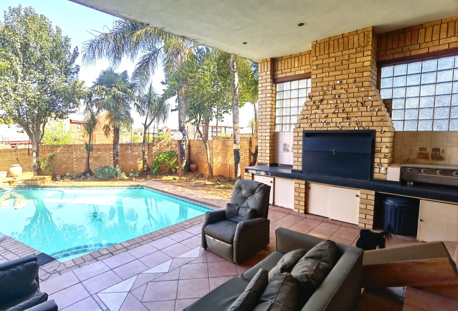 5 Bedroom Property for Sale in Heuweloord Gauteng