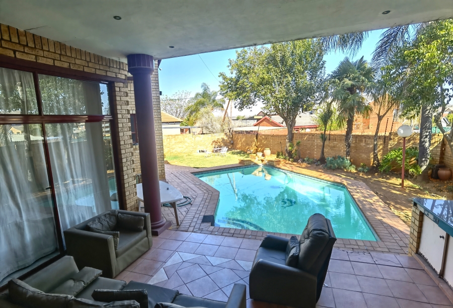 5 Bedroom Property for Sale in Heuweloord Gauteng