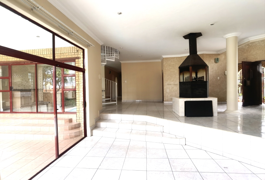 5 Bedroom Property for Sale in Heuweloord Gauteng