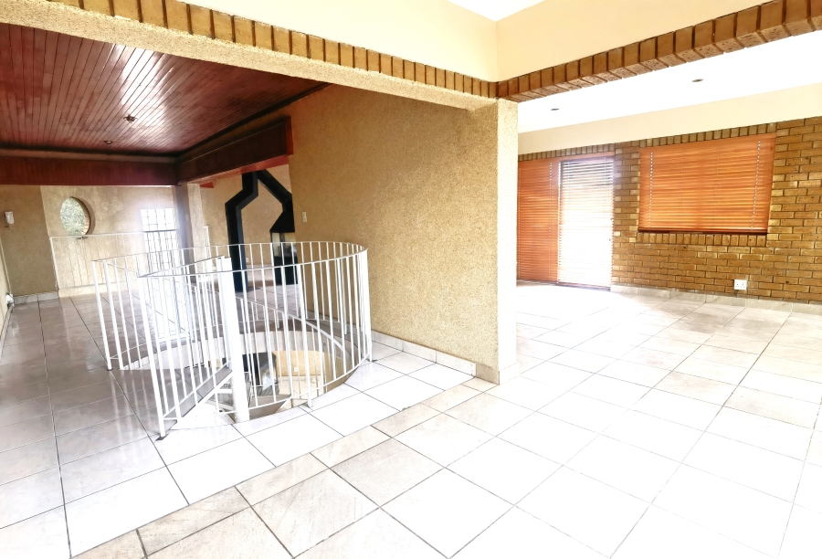 5 Bedroom Property for Sale in Heuweloord Gauteng