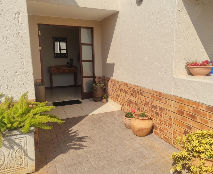 2 Bedroom Property for Sale in The Retreat Gauteng