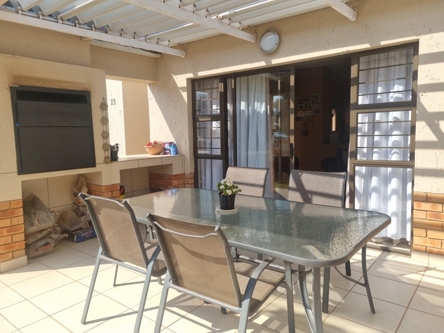 2 Bedroom Property for Sale in The Retreat Gauteng