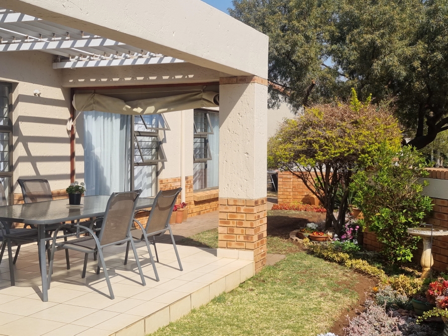 2 Bedroom Property for Sale in The Retreat Gauteng