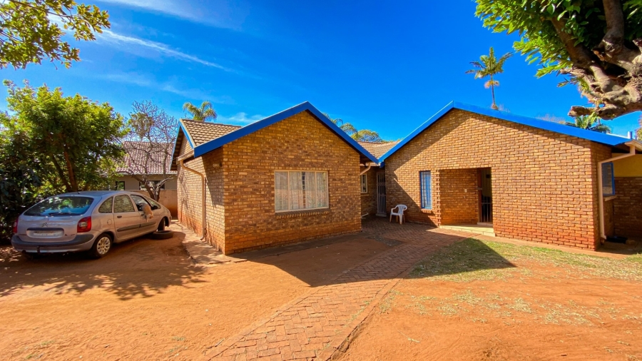 6 Bedroom Property for Sale in Dorandia Gauteng