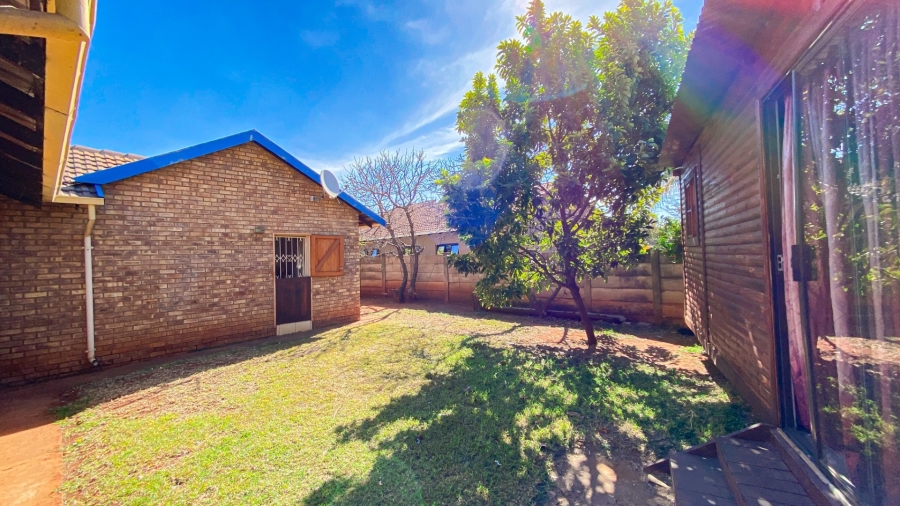 6 Bedroom Property for Sale in Dorandia Gauteng