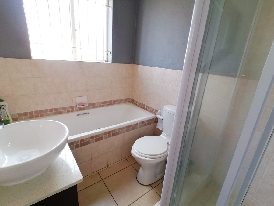 To Let 2 Bedroom Property for Rent in Heuwelsig Estate Gauteng